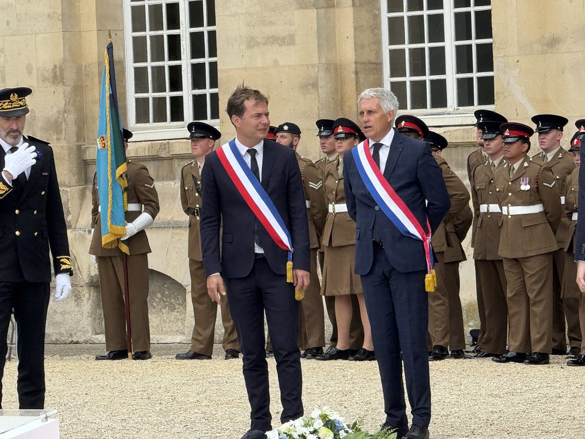 🇫🇷🇬🇧🇨🇦 Sur l’Esplanade de l’Hôtel de Ville de #Caen, nous honorons la mémoire de tous les Alliés, Résistants et Caennais morts pour notre liberté. 

Cette liberté que nous ont donné ceux de 44, il nous revient de la transmettre, vivante et lucide, aux générations futures.