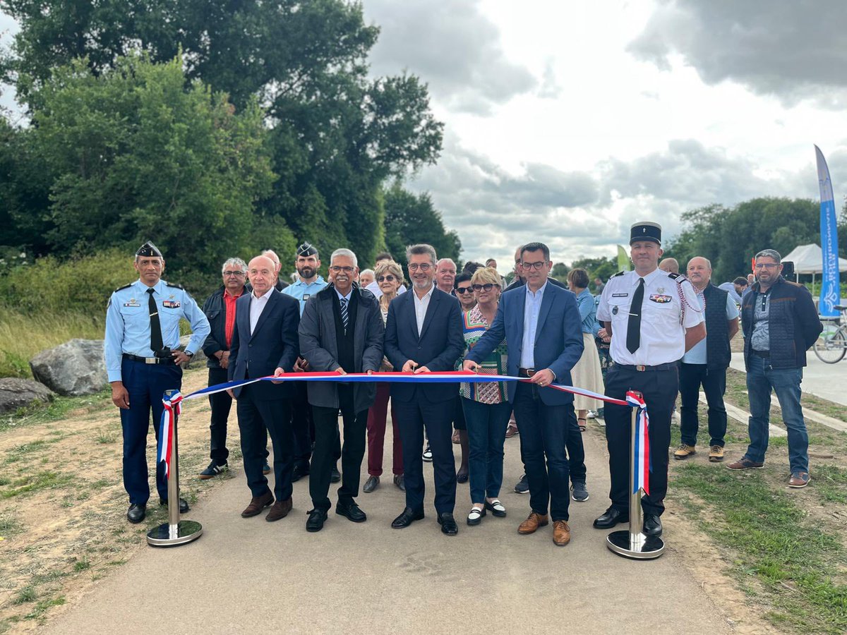 claude_riboulet's tweet photo. #voieverte Inauguration de l’aménagement cyclable entre la voie verte du canal de Berry et les Berges du Cher à Montluçon
@Allierdpt est le premier partenaire des communes et des intercommunalités en soutenant ce projet de territoire https://t.co/eWSm0ySLIu