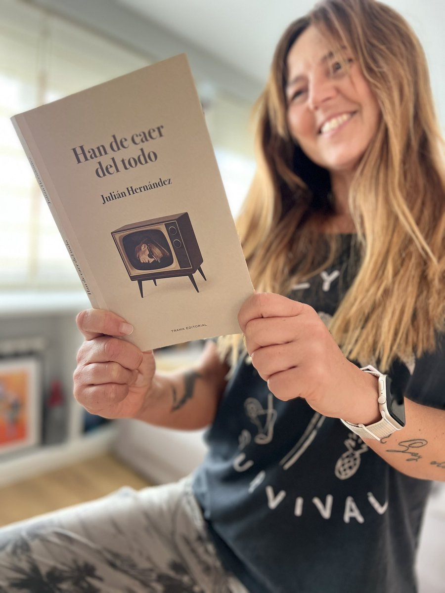 CarlotaSuGar's tweet photo. #sykes me tiene en el bote. #handecaerdeltodo de @JulianSiniestro que estará firmando ejemplares mañana, sábado 7, a las 12:00 en la caseta 314 (@TramaEditorial ) de la @Feriadellibromadrid El lunes, en #carlotaenlaradio en @labuenatarderpa os cuento más. ¡Buen finde y a leer! https://t.co/9gaZfiAfY9