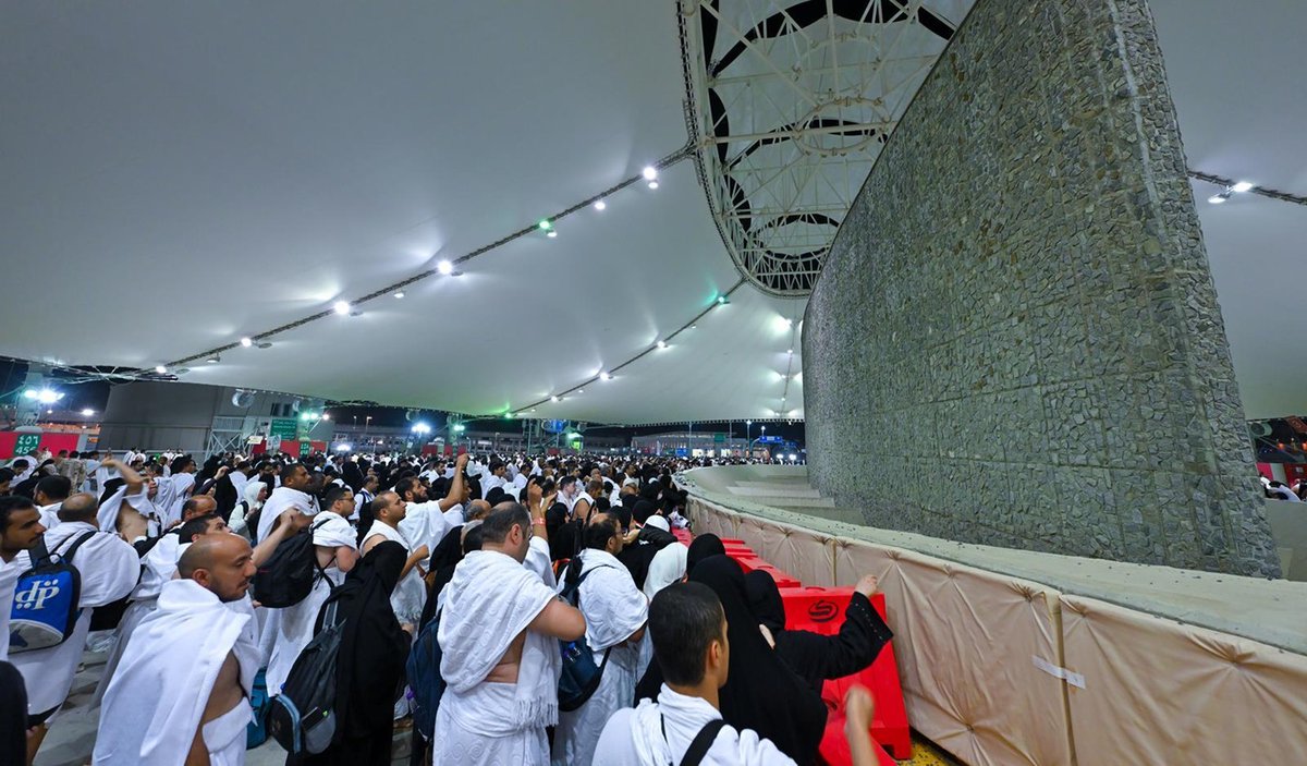 Pilgrims begin stoning Jamrat al-Aqaba in Mina

kuna.net.kw/ArticleDetails…

#KUNA