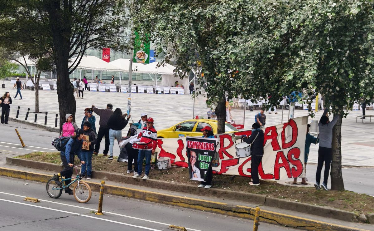 Círculo de Periodistas Judiciales (@fundacioncpj) on Twitter photo Caso #ReconstrucciónDeManabí: Un reducido número de personas se colocó al frente de la <a href="/CorteNacional/">Corte Nacional de Justicia</a> con pancartas y tambores. Piden la libertad de #JorgeGlas, exvicepresidente acusado de presunto peculado junto con #CarlosBernal. Hoy inicia el juicio de los dos exfuncionarios. Caso #ReconstrucciónDeManabí: Un reducido número de personas se colocó al frente de la <a href="/CorteNacional/">Corte Nacional de Justicia</a> con pancartas y tambores. Piden la libertad de #JorgeGlas, exvicepresidente acusado de presunto peculado junto con #CarlosBernal. Hoy inicia el juicio de los dos exfuncionarios.