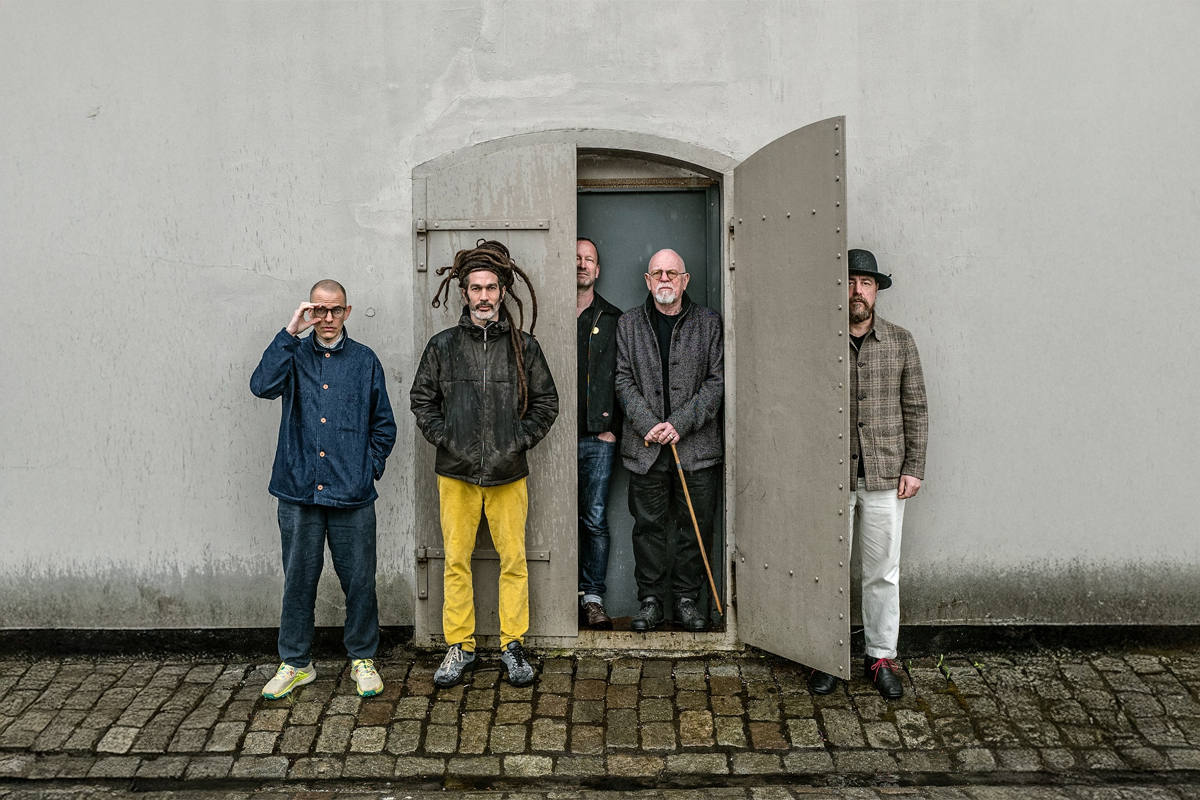 On TRACES a new Swedish ensemble starring Mats Gustafsson, Goran Kajfeš, Christer Bothén, Juan Romero and Kansan Zetterberg as Cosmic Ear draws inspiration from the music of Don Cherry, showing their chemistry on a set of deep grooves and swampy licks.

culturedarm.com/cosmic-ear-tra…