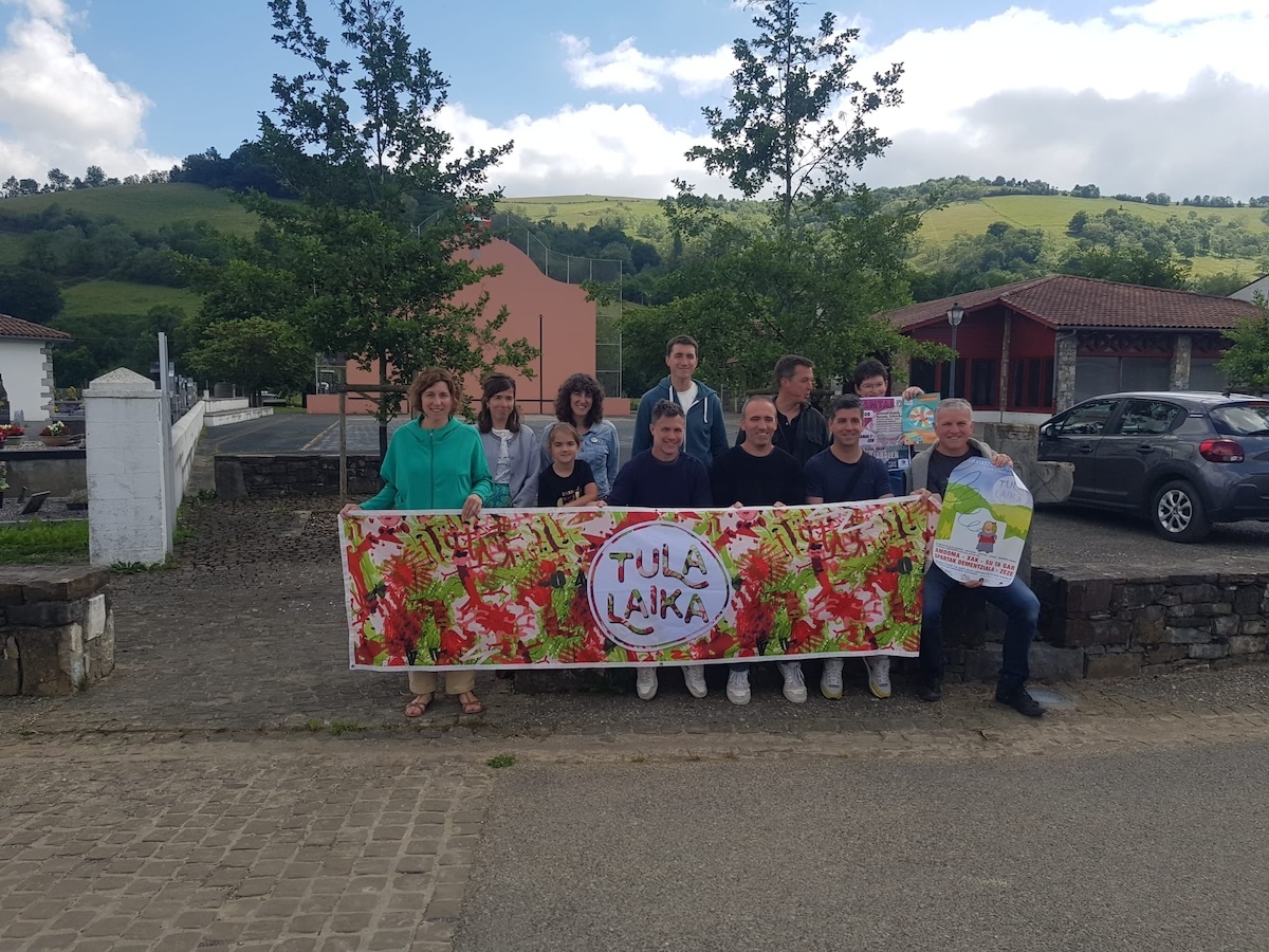 Xiberoko ikastolak eta euskara sustatzeko Tulalaika besta ate joka da
▶️kazeta.eus/eu/info_kz/202…

Heldu den igandean, ekainaren 8an, Pagolan ospatuko da Xiberoko ikastolei eta euskarari bultzada ematen dien Tulalaika besta, euskarazko kultur ekitaldi anitzekin eta musikaz beterik.