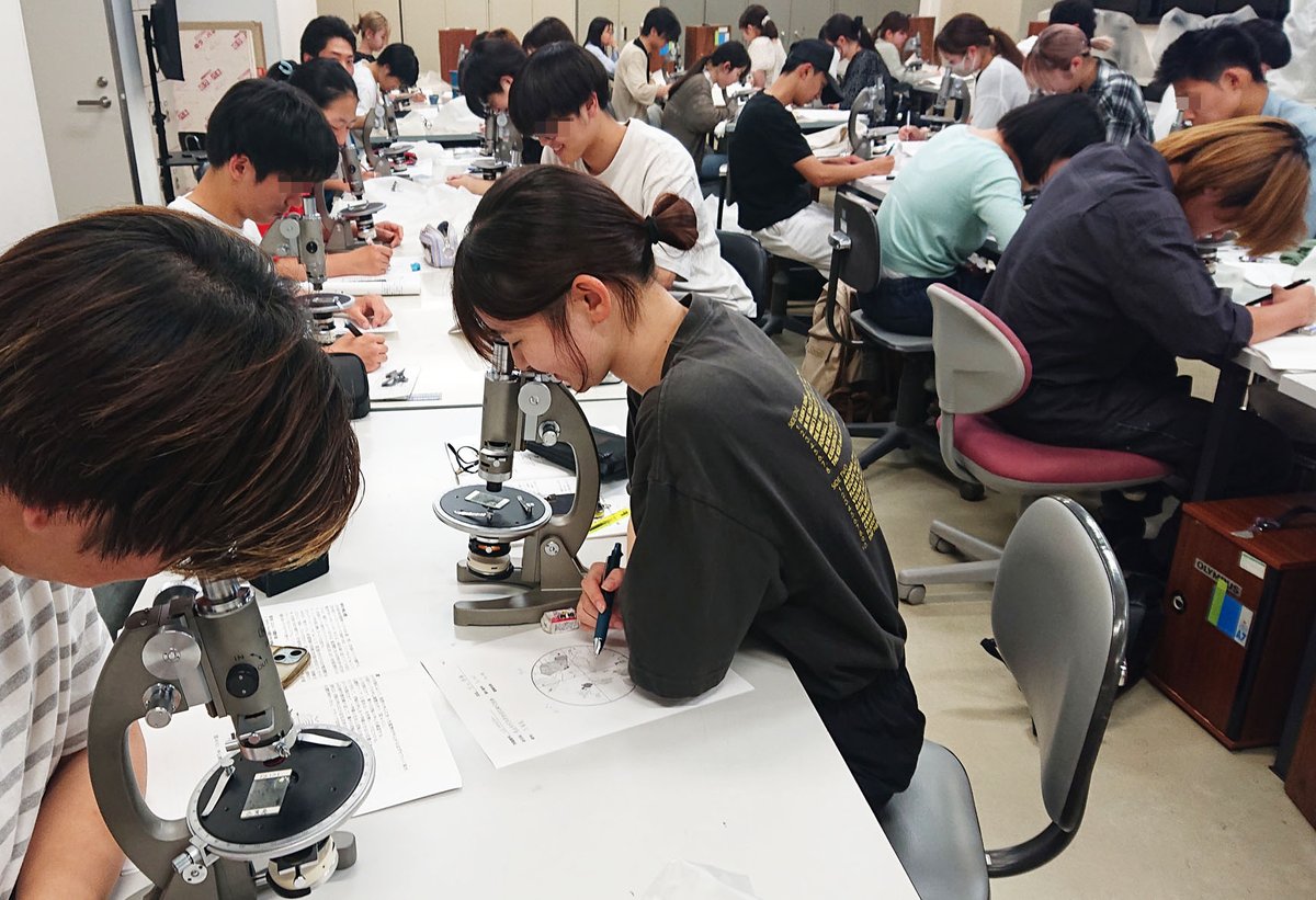 earthscience_uf's tweet photo. 【学生実験】本日の2年生「地球科学実験」の様子です。2グループに分けて2部屋で実施。Aグループは「火成岩の偏光顕微鏡観察」、Bグループは「化石の肉眼観察」に取り組みました。皆さん熱心にスケッチしていました。単なるお絵描きではなく観察力を養うトレーニングです。 https://t.co/nsmEL6V0X4