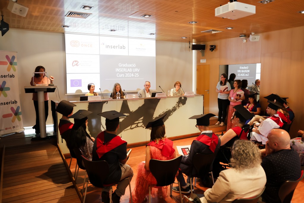 universitatURV's tweet photo. 🎓Enhorabona, graduats i graduades del programa Inserlab! Els onze integrants de la nova promoció afronten preparats el món laboral després d’un curs amb molta experiència pràctica i contacte amb empreses.

#URV #comunitatURV

👉https://t.co/71q0Bdh0g4 https://t.co/vOS8ePAuIz