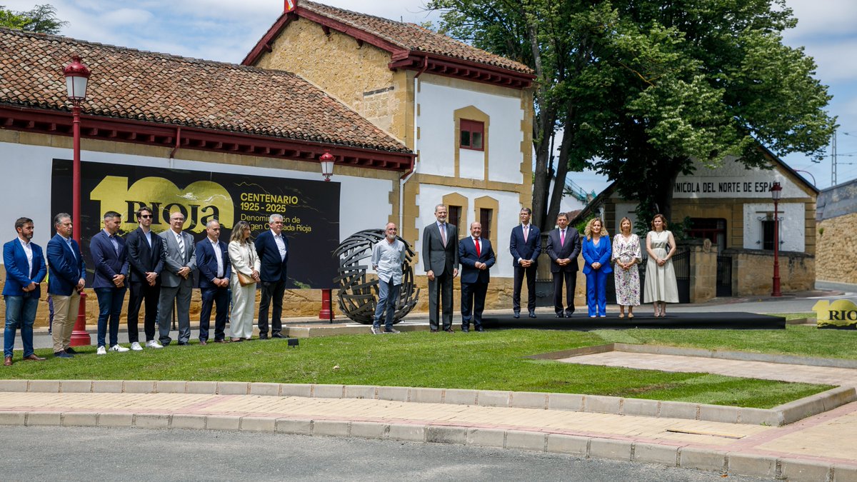 👑 Ayer fue un día grande para la Ruta del Vino Rioja Alta. Su Majestad el Rey Felipe VI visitó el 📍 Barrio de la Estación  de Haro con motivo del centenario de la Denominación de Origen Calificada Rioja Rioja Wine
Gracias, Majestad, por acompañarnos en este momento tan especial