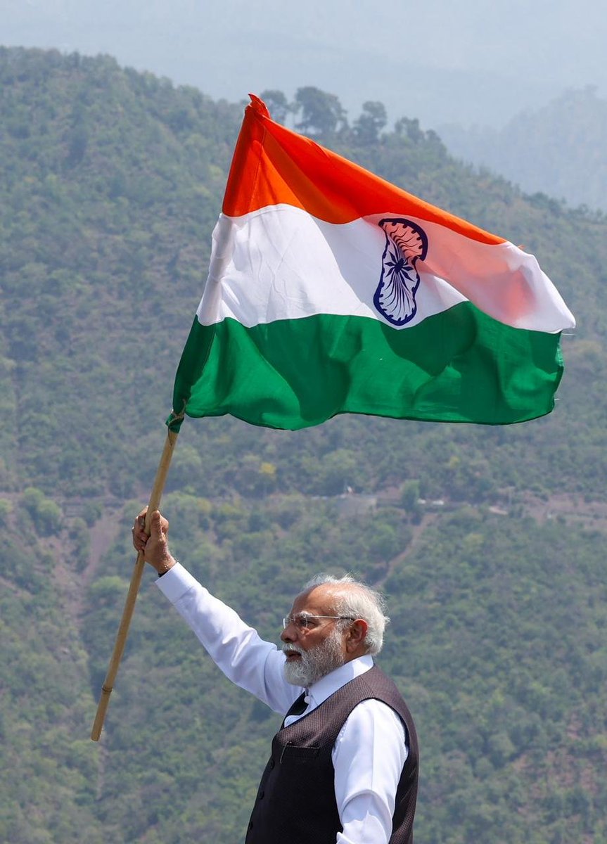 Mrsinha's tweet photo. 10–11 years ago, the PM of India wasn’t even advised to step out of a bulletproof car in J&amp;K. They used to deliver speeches from behind bulletproof glass covers.
Today, the PM is waving the Tiranga with pride there...

But yeah, PM Modi did nothing...Agree....!! https://t.co/jDUopx8CYq