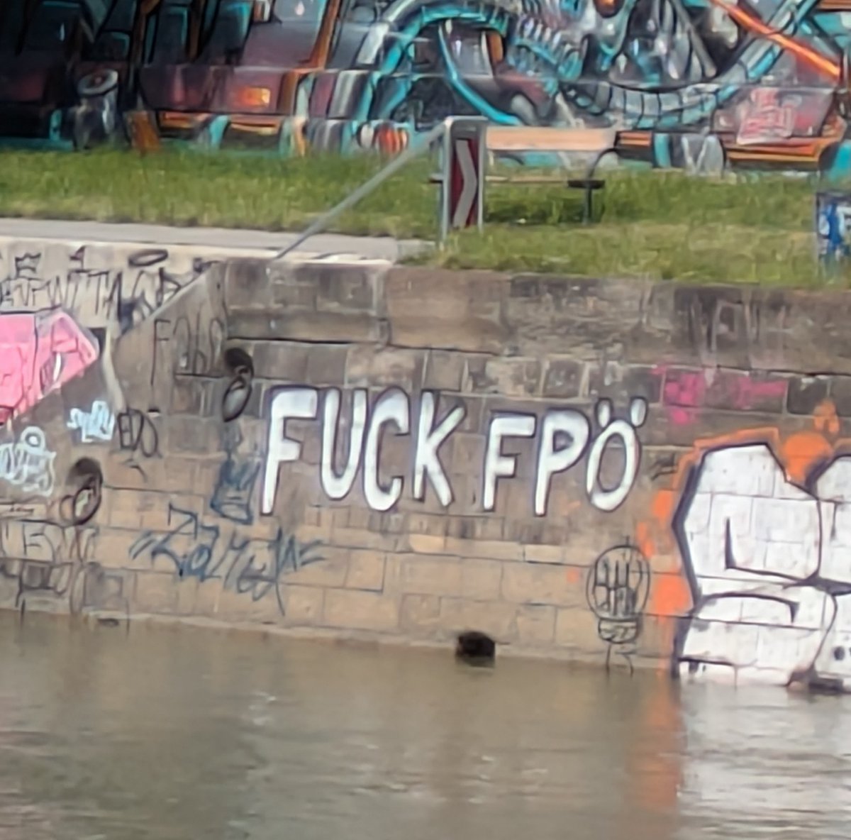 HelmutMhlberge1's tweet image. Manche Graffitis sind nicht nur hübsch sondern auch in der Aussage recht brauchbar.