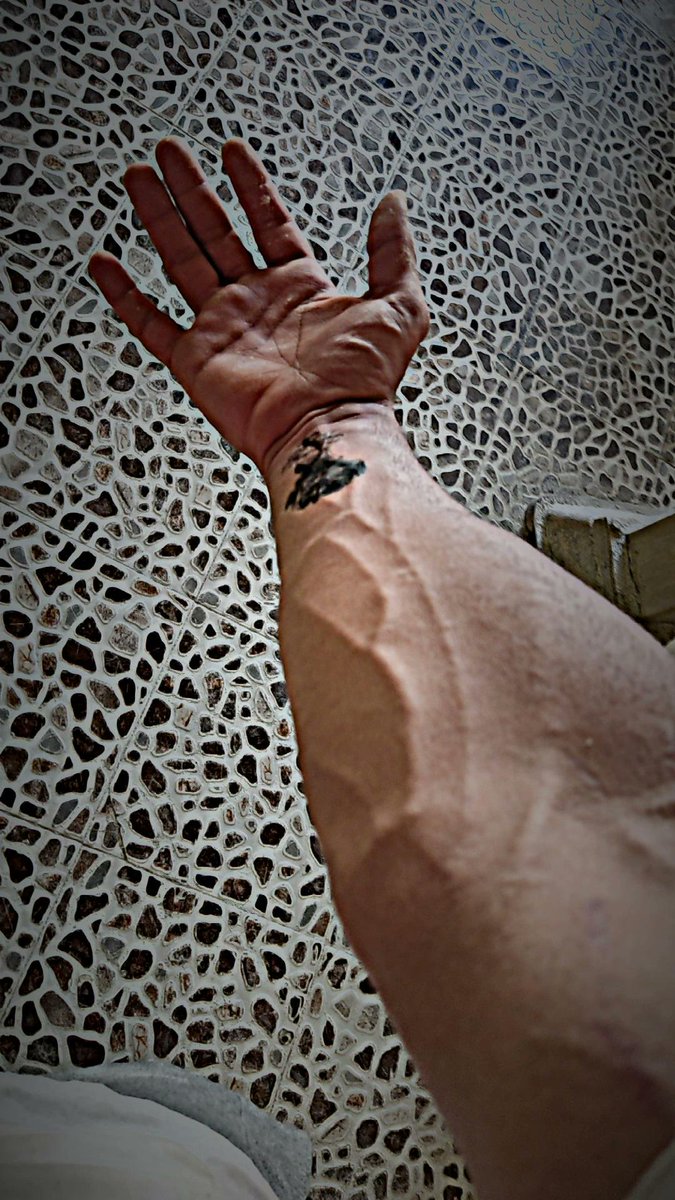 9520Ra's tweet image. اولین تتو🚶🏻 بنظرتون برا سربازی به مشکل بر میخورم؟