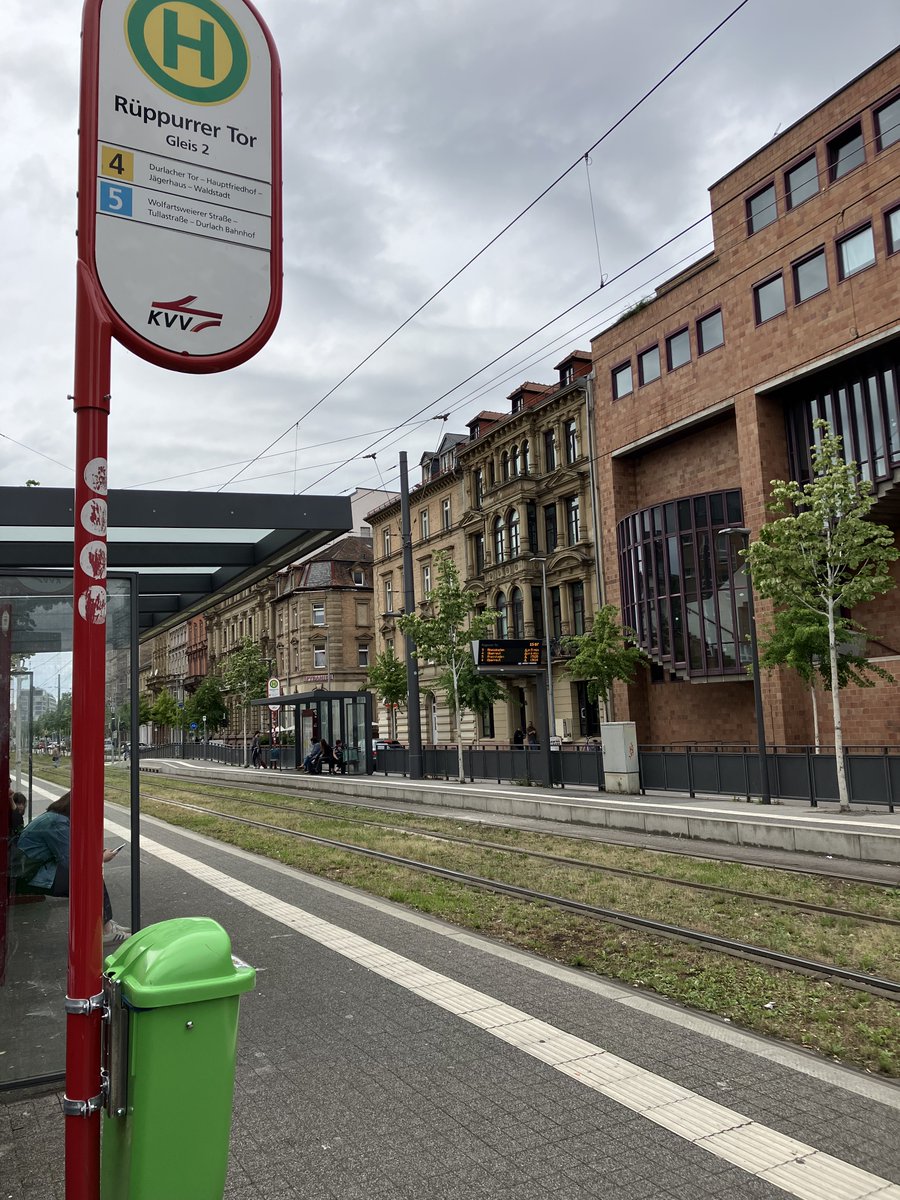 Gestern sprang an der Haltestelle Rüppurrer Tor ein Autofahrer spontan aus seinem Wagen, um mit seiner Wasserflasche einen qualmenden Mülleimer  - vermutlich wegen einer brennenden Zigarettenkippe - zu löschen. Danke an den anonymen „Feuerwehrmann“ für so viel #Zivilcourage!💪