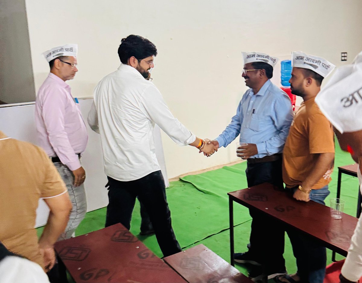 चित्रकूट AAP कार्यालय पर <a href="/AYWuttarpradesh/">Aam Aadmi Party - Youth Wing- Uttar Pradesh</a> अध्यक्ष <a href="/PankajAwanaAAP/">Pankaj Awana AAP</a> जी की उपस्थिति व AYWचित्रकूट अध्यक्ष संतोष लाल शुक्ला के नेतृत्व में पंचायत चुनाव हेतु "हर बूथ पर 10 यूथ" की कमेटी को लेकर बैठक हुई।

प्रदेश उपाध्यक्ष योगेश दीक्षित जी,मुकेश झा,रितेश जी सहित अन्य साथी मौजूद रहे।