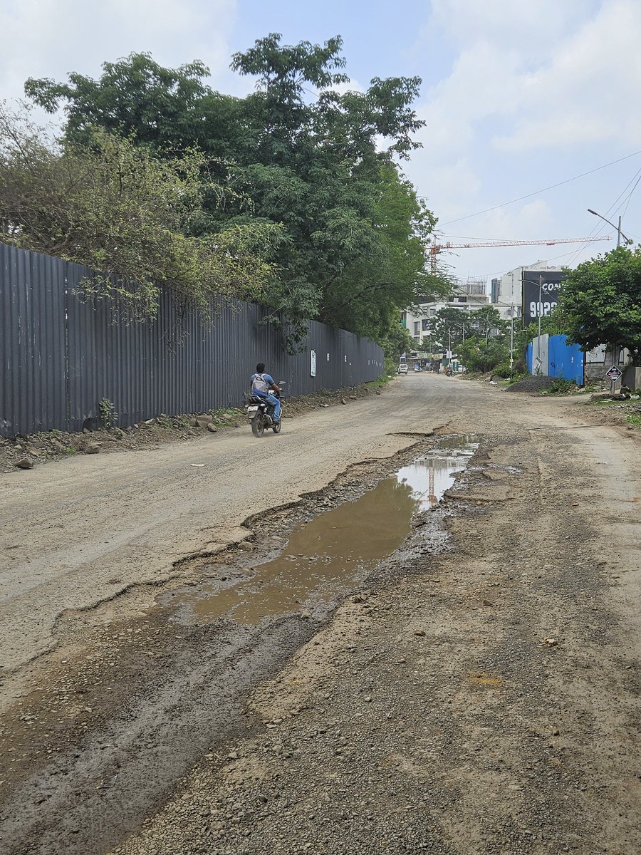 ved1397's tweet photo. Dear, @PMCPune @OfficialPMRDA
@mohol_murlidhar @CMOMaharashtra @AjitPawarSpeaks
@mieknathshinde The road condition near Vibgyor High School, (Sus) is horrible and unsafe. Daily commuting has become a nightmare. 
Request urgent action to repair and maintain the roads. #PuneRoads https://t.co/gfC39fNbMd