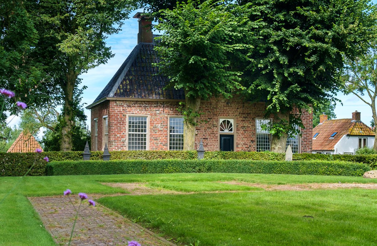 dutchbuildings's tweet photo. #GrootWetsinge is a small hamlet in Groningen, Netherlands, situated on a man-made mound (wierde) dating back to the 3rd century BC. Its name, meaning "High Wetsinge," refers to its elevated position. The former medieval church, built in the 11th or 12th century, was demolished in 1840 due to disrepair.