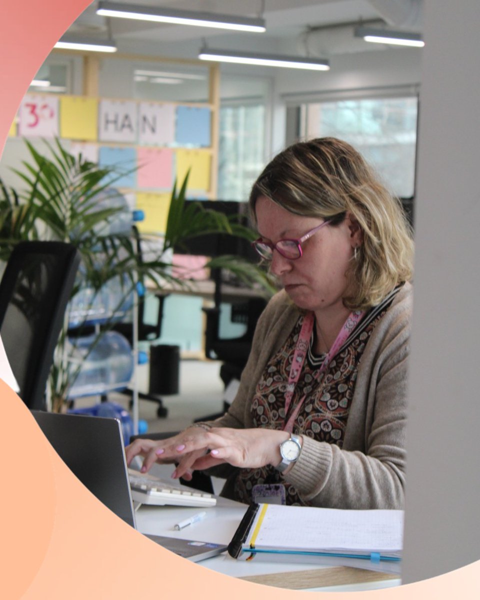Un ensayo clínico no se sostiene solo con ciencia: hace falta alguien que lo coordine, lo impulse y lo haga avanzar con orden y precisión.

Ahí entran en juego nuestros Project Managers, como Carolina. Son figuras clave que convierten las ideas en proyectos reales que mejoran