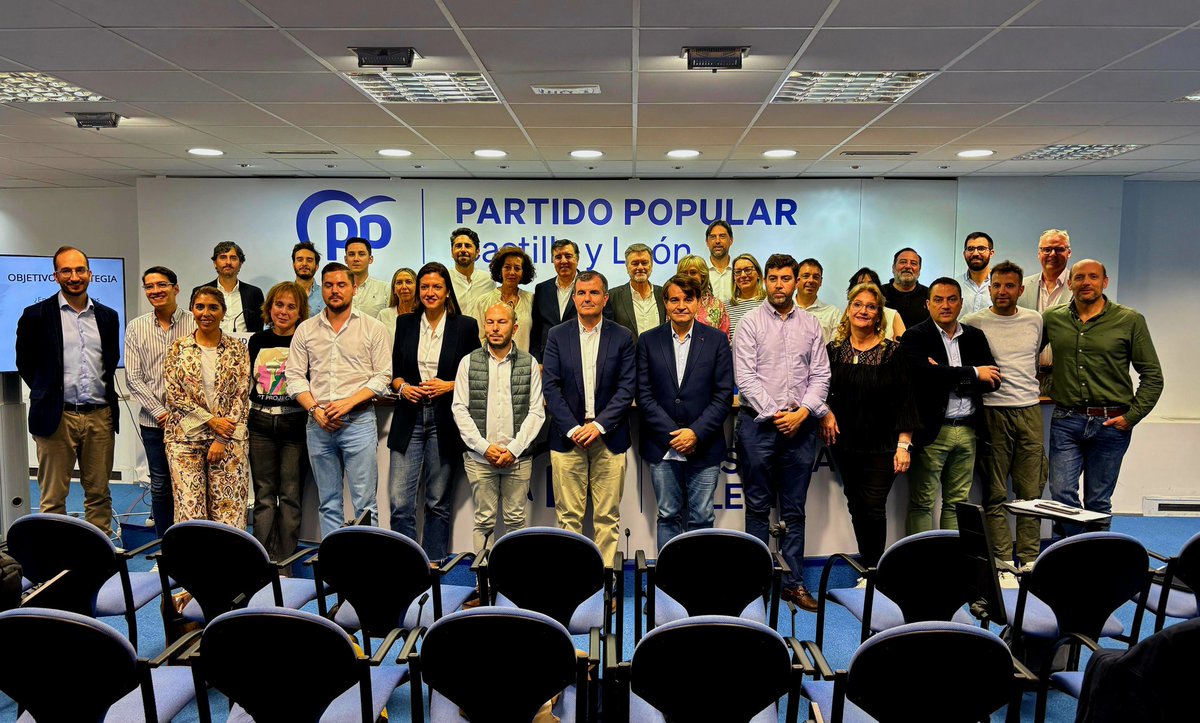.<a href="/ppacocyl/">Francisco Vázquez</a> y J.A. Bermúdez de Castro presentan en la sede regional del PP de Castilla y León, la jornada sobre "Estrategia política, comunicación y gestión de crisis". 
💪 Día intenso de reflexión, debate y aprendizaje.