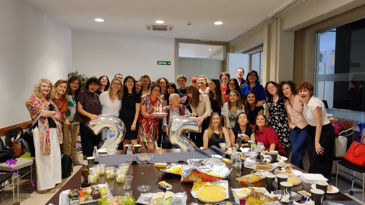 Moltes felicitats antígones. Celebrem els 25 anys de vida i recorregut, de formació, pensament i construcció de coneixement jurídic feminista, de treball col·lectiu a diferents nivells, i d’articulació d’aliances a Catalunya, a l’Estat i també nivell internacional.