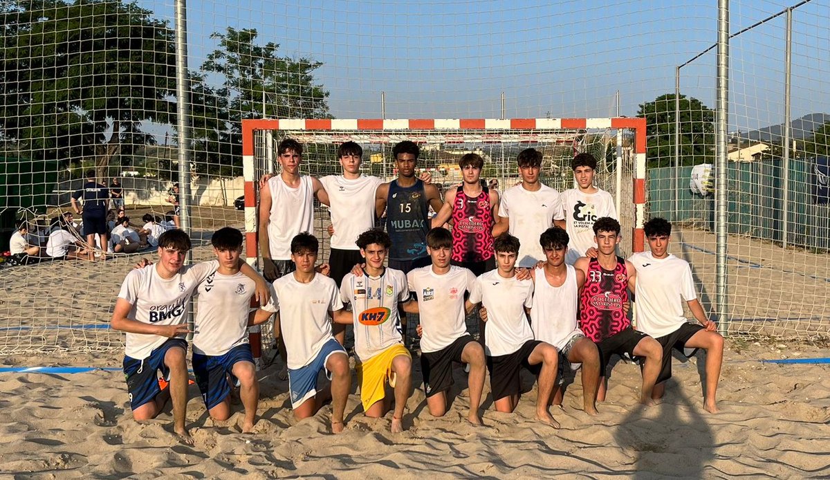 FedCatHandbol's tweet photo. Tret de sortida de la nova temporada de les Seleccions Catalanes d’Handbol Platja que, aquest dijous, van iniciar els entrenaments a Granollers.

Les sis Seleccions Catalanes d’Handbol Platja van començar així la seva preparació de cara al CESA Platja de Múrcia 2025 que tindrà lloc entre el 23 i el 25 de juny a la Manga del Mar Menor.

Una primera presa de contacte que ha de servir per començar a conjuntar l’equip de cara a la competició i que tindrà continuïtat aquest dilluns 9 de juny amb el segon entrenament a Santa Maria de Palautordera.

La temporada d’Handbol Platja aixeca el teló amb la vista posada al CESA Platja de Múrcia 2025.

@esportcat  @AgustiChardi  @UriVivas  @raulfernabus  @marinajmnezz  @Fradera13  @pupas21 

#HandbolCatalà