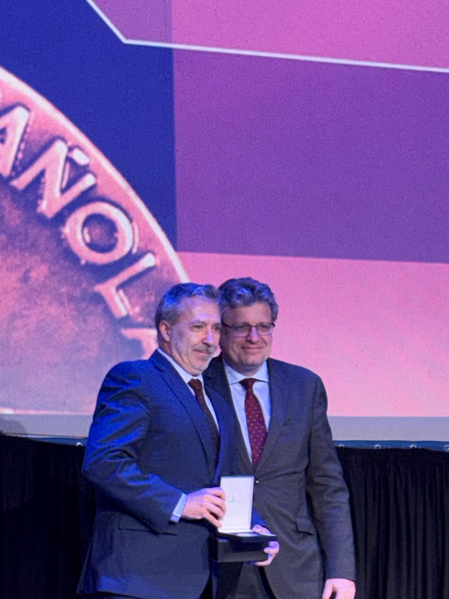 Ayer tuve el honor de recibir la medalla de honor de la carretera con mención especial por la Asociación Española de la Carretera en la Escuela de Caminos de Madrid. Ha sido un reconocimiento a una trayectoria profesional, de más de 37 años de trabajo en el mundo de la carretera.