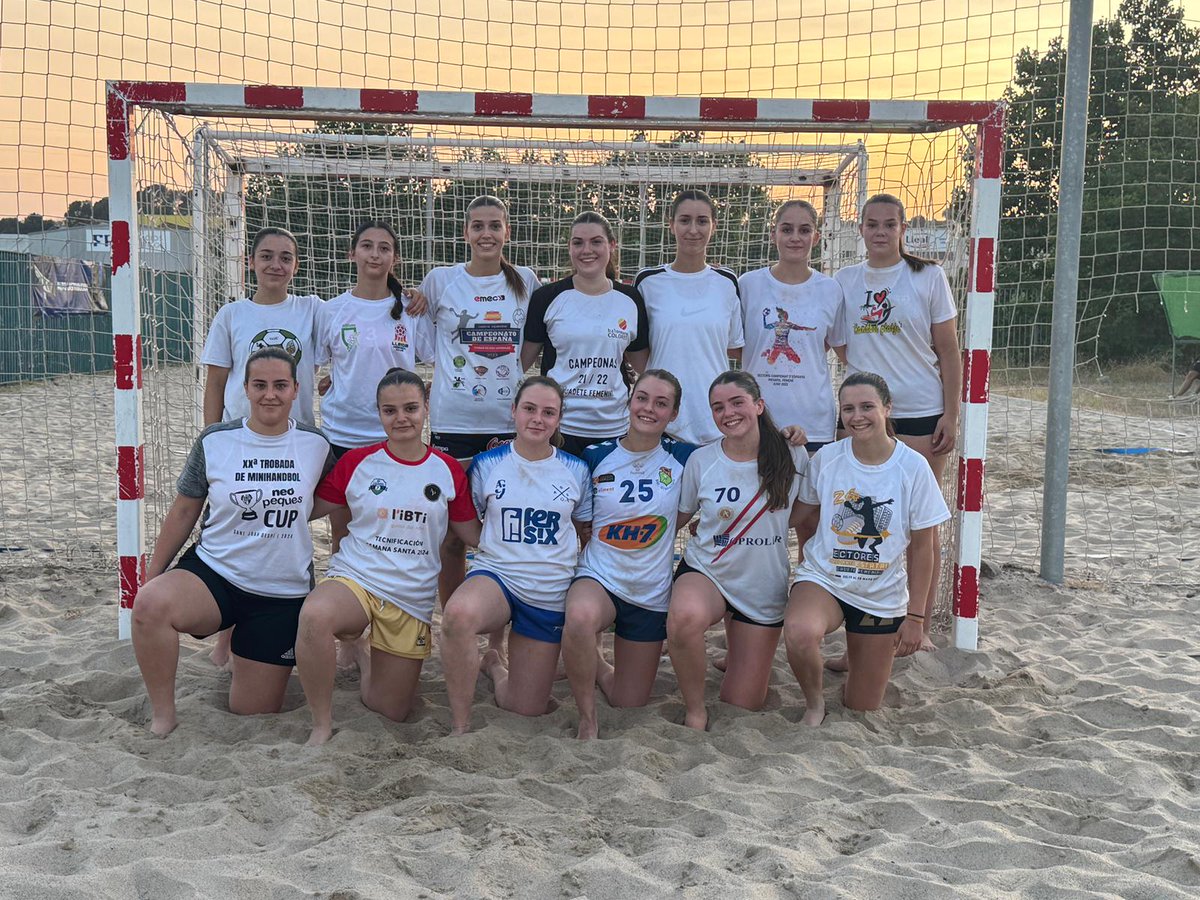 FedCatHandbol's tweet photo. Tret de sortida de la nova temporada de les Seleccions Catalanes d’Handbol Platja que, aquest dijous, van iniciar els entrenaments a Granollers.

Les sis Seleccions Catalanes d’Handbol Platja van començar així la seva preparació de cara al CESA Platja de Múrcia 2025 que tindrà lloc entre el 23 i el 25 de juny a la Manga del Mar Menor.

Una primera presa de contacte que ha de servir per començar a conjuntar l’equip de cara a la competició i que tindrà continuïtat aquest dilluns 9 de juny amb el segon entrenament a Santa Maria de Palautordera.

La temporada d’Handbol Platja aixeca el teló amb la vista posada al CESA Platja de Múrcia 2025.

@esportcat  @AgustiChardi  @UriVivas  @raulfernabus  @marinajmnezz  @Fradera13  @pupas21 

#HandbolCatalà