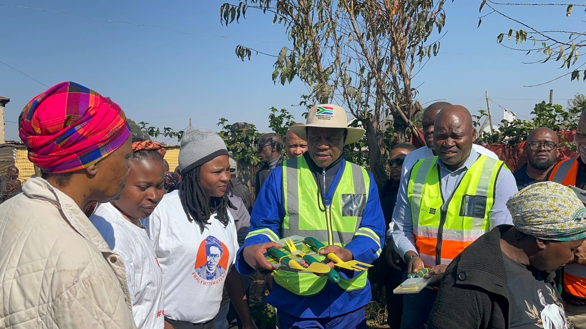 JacaNewswatch's tweet image. PICTURES:  Deputy President Paul Mashatile hands over planting tools to community members at a tree planting precinct in Kliptown. 

Mashatile says these tools will help the community in the work they they do.  

#Jacanews #Soweto #Kliptown #GautengGovt