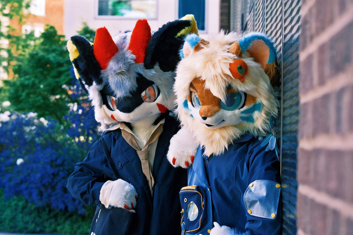 We are best homies!  <a href="/re_still_wa/">小伊</a> 

📸: <a href="/HUFUFUHUHU/">HUHU~</a> 

#FursuitFriday