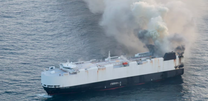 A cargo ship carrying approximately 3,000 vehicles, including 800 electric vehicles, was abandoned by its crew off the coast of #Alaska after a fire broke out onboard on 4 June. 

For more, click👉loom.ly/YTL9dX4

#shipping #accidents #MaritimeIndustry