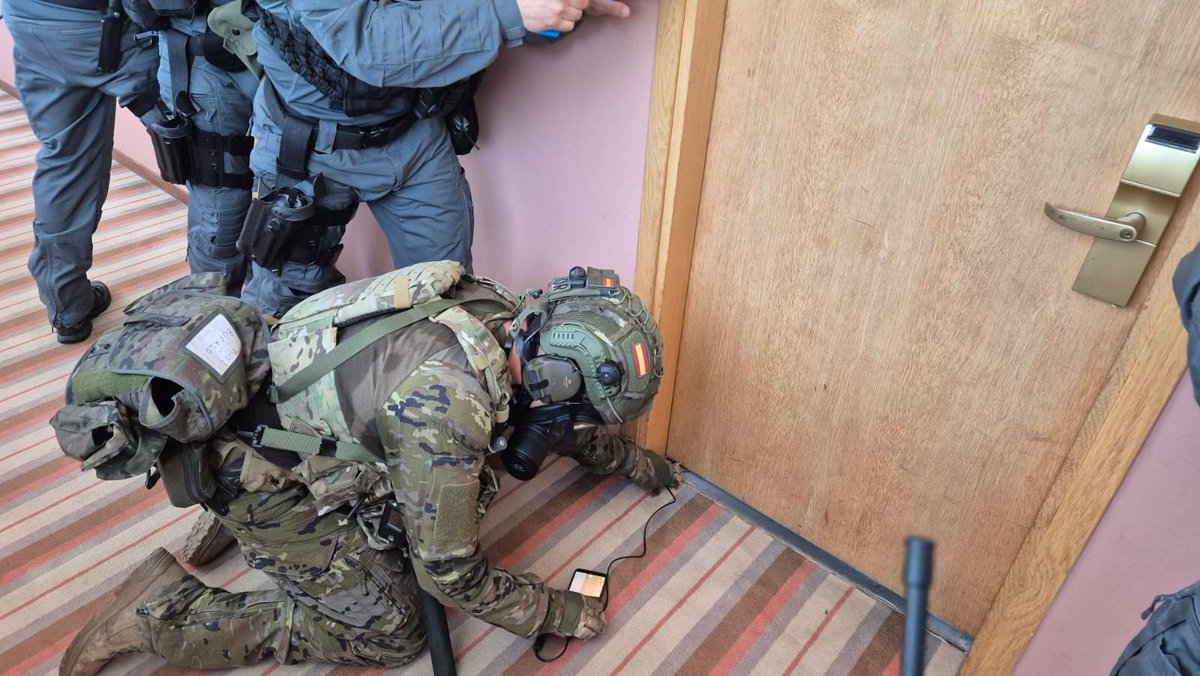 EMADmde's tweet photo. #ImmediateResponse25: La Unidad #EOD del Mando de Apoyo a la Maniobra #MAM @EjercitoTierra, realiza un rescate de rehén con chaleco bomba adosado y opera en diferentes escenarios con amenaza #NBQR, #IED temporizados y búsqueda militar avanzada. Adiestramiento conjunto para reforzar nuestra capacidad disuasoria y operativa. #MOPS #DefenderEurope