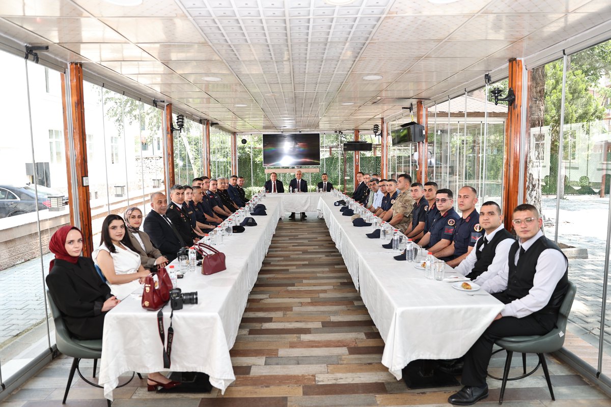 T.C. Muş Valiliği (@tcmusvaliligi) on Twitter photo Valimiz Sayın <a href="/Valiavnicakir/">Avni Çakır</a>, Muş Milletvekili Sn. Mehmet Emin Şimşek ve ilimiz protokolü ile birlikte,
Kurban Bayramı münasebetiyle İl Jandarma Komutanlığımıza bağlı Jandarma Sosyal Tesislerinde görevli kahraman jandarmamız ve vatani görevlerini yerine getiren erlerimizi Valimiz Sayın <a href="/Valiavnicakir/">Avni Çakır</a>, Muş Milletvekili Sn. Mehmet Emin Şimşek ve ilimiz protokolü ile birlikte,
Kurban Bayramı münasebetiyle İl Jandarma Komutanlığımıza bağlı Jandarma Sosyal Tesislerinde görevli kahraman jandarmamız ve vatani görevlerini yerine getiren erlerimizi