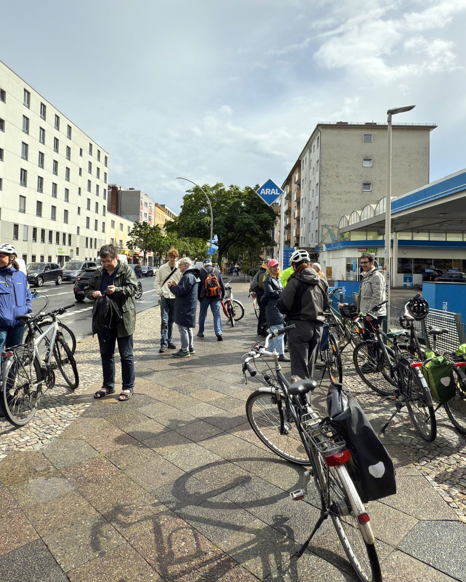 Der neue geschützte Radweg in der Beusselstraße ist da – und wir haben ihn eingeweiht! 🚲 Möglich wurde das durch den unermüdlichen Einsatz des Bezirksamts Mitte und Initiativen wie @ChangingCities. Wer Sicherheit will, baut Radwege. #Verkehrswende #Berlin