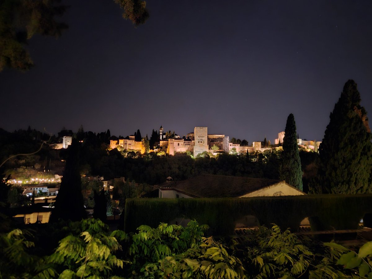 Fantastic time at #BER2025 in Granada <a href="/CanalUGR/">Universidad Granada</a>! Excellent international school in visual optics with an outstanding organizing committee. Always inspiring to discuss super-resolution and expansion microscopy in retina research. 🔬✨

#ExM <a href="/sedoptica/">SEDOPTICA</a>
