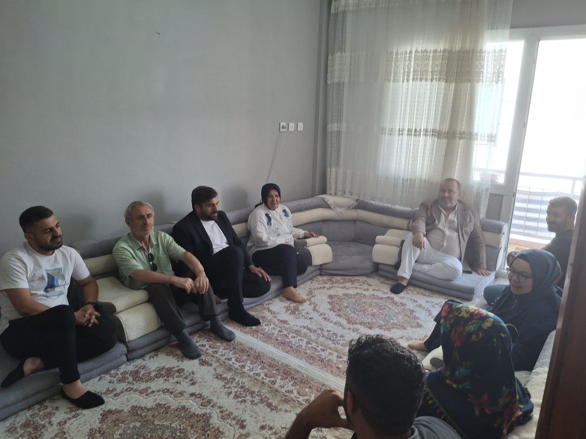 İl Sosyal Politikalar Başkanımız Esra Garagon Etlik, Kadın Kolları MKYK Üyemiz Zülfiye Kula ve İl Yönetim Kurulu Üyelerimizle birlikte, aziz şehitlerimizin emaneti kıymetli ailelerini ziyaret ettik. Vatan uğruna canlarını feda eden kahramanlarımızı rahmet ve minnetle anıyoruz.