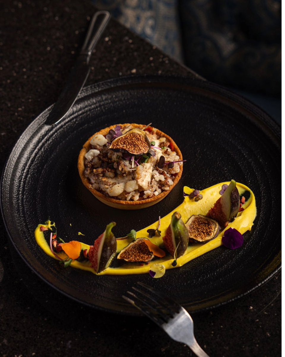 🍽️ Discover The Line Out Bar — where flavour meets relaxed charm.

 From light bites to hearty meals, plus craft drinks &amp; cosy vibes, we’ve got it all. Open daily from 12.30pm.

Book now via f.mtr.cool/lcujtkpdxq

#AliveWithCharacter #AllDayDining #IrishFoodie #CosyVibes