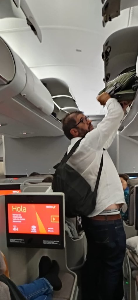 👇2023-El oligarca volviendo de Francia en turista             
             Pereira(2025), el representante del pueblo viajando en business👇