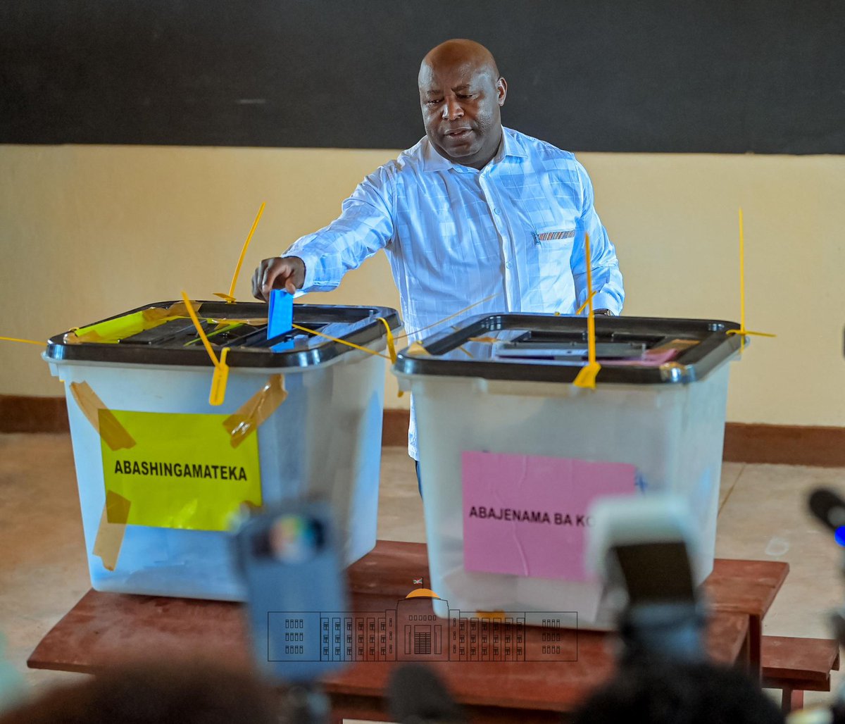 Indongozi z'igihugu c'Uburundi n'abenegihugu ubwabo baritabiriye amatora yo kuri uyu wa 5 ruheshi 2025, aho bari baramutse bitorera abashingamateka n'abajenama b'amakomine.