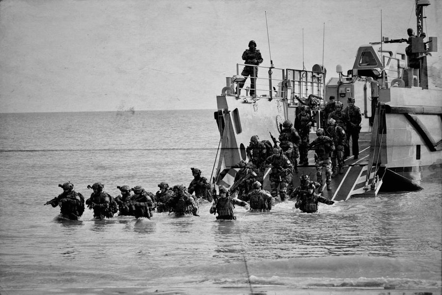 EtatMajorFR's tweet image. Souvenons-nous. Le 6 juin 1944, 156 000 soldats et parachutistes alliés donnent l’assaut en Normandie – le plus grand débarquement de l’Histoire commence pour libérer la France puis l’Europe.