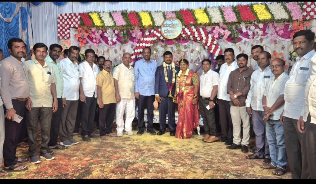 koppalmpinc's tweet photo. Joined the wedding celebration of Kuri family in Mudhol village of Yelburga Taluk and extended heartfelt wishes to the bride and groom along with local leaders.

#KoppalVoice #JanahitaYatre #PublicEngagement #CongressValues https://t.co/axYhis0JkN