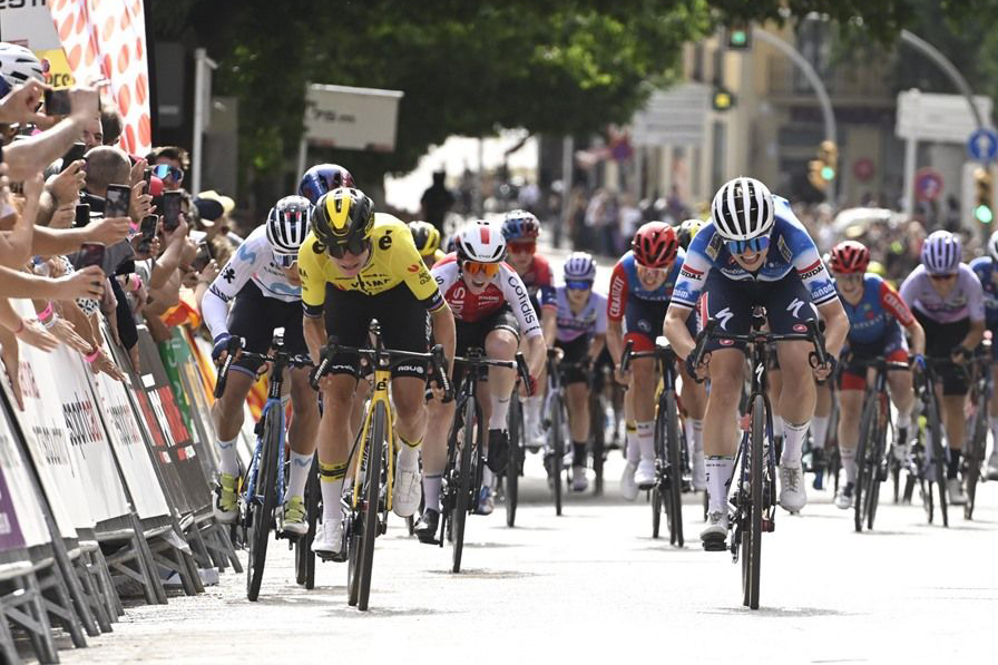 Ajuntament de Barcelona (@bcn_ajuntament) on Twitter photo Aquest diumenge se celebra a la ciutat l'etapa final de la Volta Ciclista a Catalunya femenina, que comportarà afectacions de la mobilitat, en especial a #SantsMontjuïc.
Pots consultar-les a: barcelona.cat/infobarcelona/… Aquest diumenge se celebra a la ciutat l'etapa final de la Volta Ciclista a Catalunya femenina, que comportarà afectacions de la mobilitat, en especial a #SantsMontjuïc.
Pots consultar-les a: barcelona.cat/infobarcelona/…