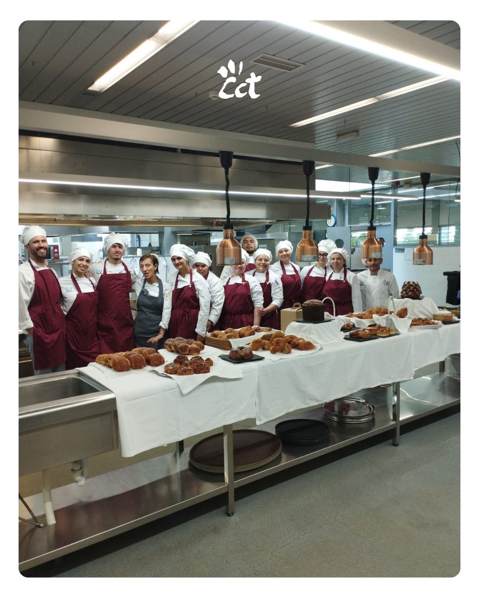 🎂 Cuando las manos aprenden, el resultado se nota… ¡y se saborea!

Así de rico ha quedado el bufé que han preparado nuestros alumnos de Repostería.

👏 ¡Buen trabajo, equipo!

#SoyCCT #CCTMurcia #formacion #reposteria #curso