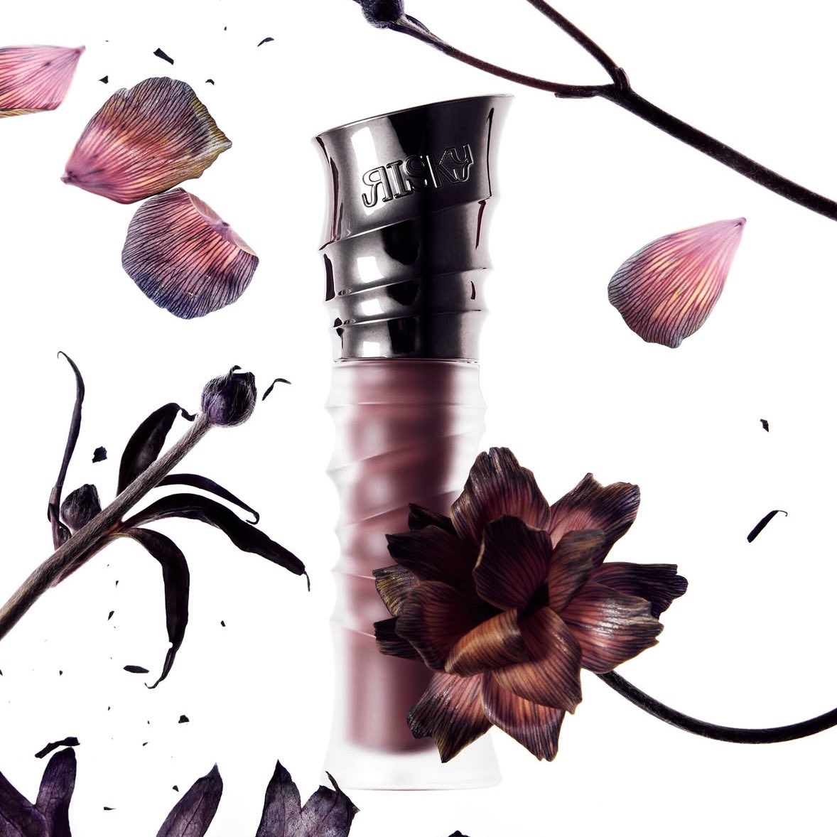 힙한 거 좋아하는 아씨님들을 위한 디자인의 립 제품들...🖤

체리엑스엑스 리스키뷰티