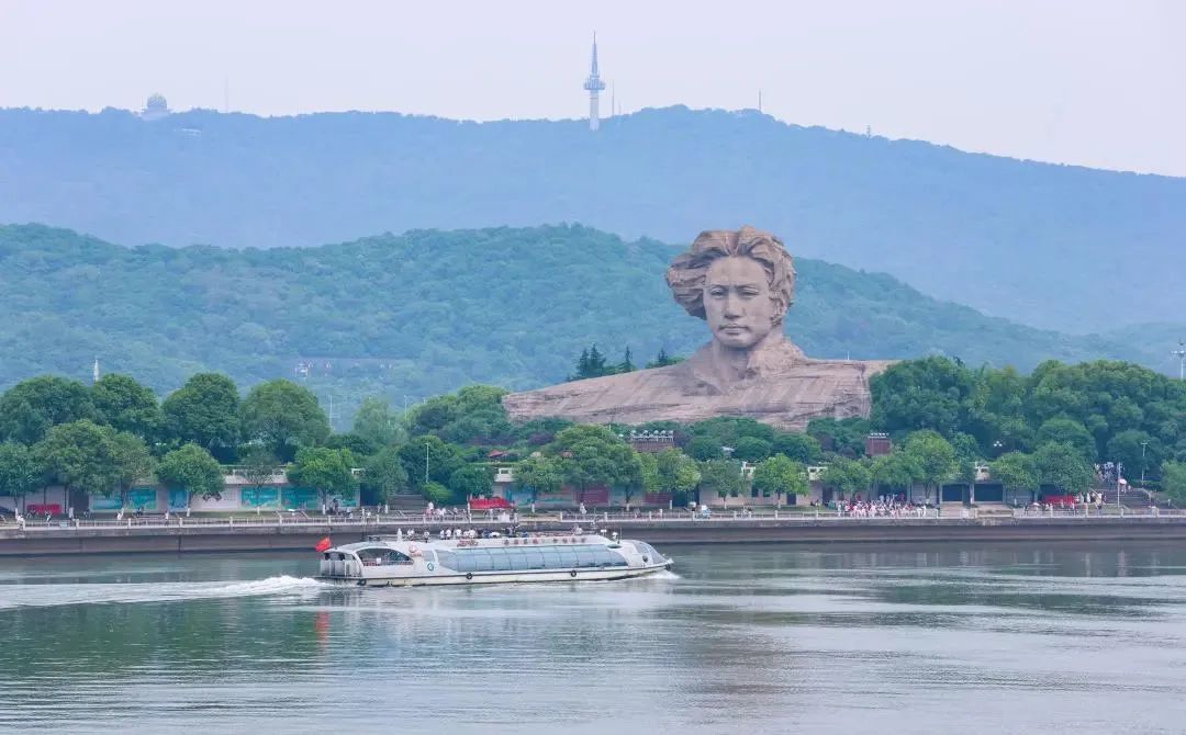 Cruising past an icon 🛥️✨
The Youth Mao Zedong statue on Orange Isle (Juzizhou) stands tall in the heart of the Xiangjiang River, a must-see landmark in Changsha. 🌊⛰️