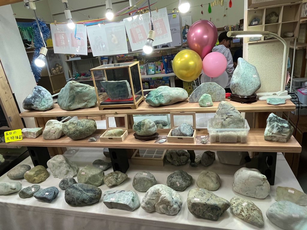 stonehouse0115's tweet image. 6周年祭、第2週目の準備が完了致しました✨
大好評の福袋、ガチャ、6円翡翠は朝からめっちゃオススメ☀️
10時よりオープン致しますので是非お楽しみくださいませ😌
#石ころ家
#6周年祭