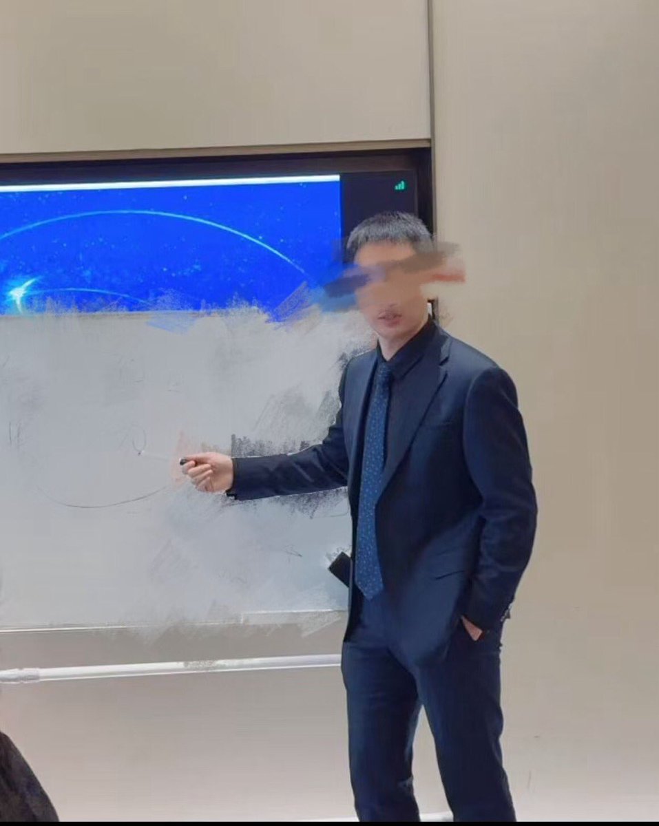 Sado/字母圈
33 174 140
大学老师，企业培训师，心理学在读博，业余爱好足球，跳伞教练，喜欢刺j和极限运动