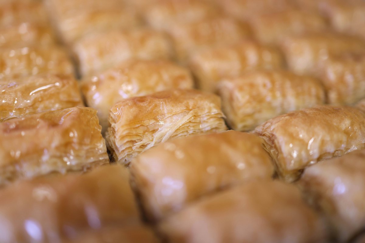 Bayram sayesinde lezzet hafızamız tazelenmişken; sizce ev baklavası mı yoksa hazır baklava mı? 

Annesi yanında olanlar göz kırpsın ben anlarım. 😉