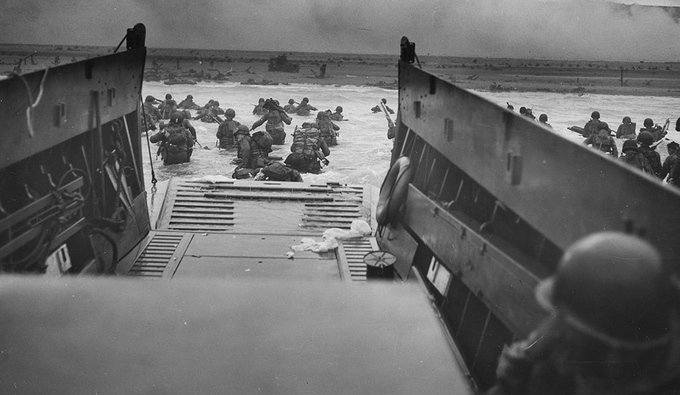 #DDay Il y a 81 ans, dans la nuit du 5 au 6 juin 1944, débutait le débarquement des Alliés.  Des milliers de soldats, en majorité américains, débarquaient sur les plages de #Normandie.  
🕯️Honorons leur courage et n'oublions pas leur sacrifice pour libérer l'Europe du nazisme.