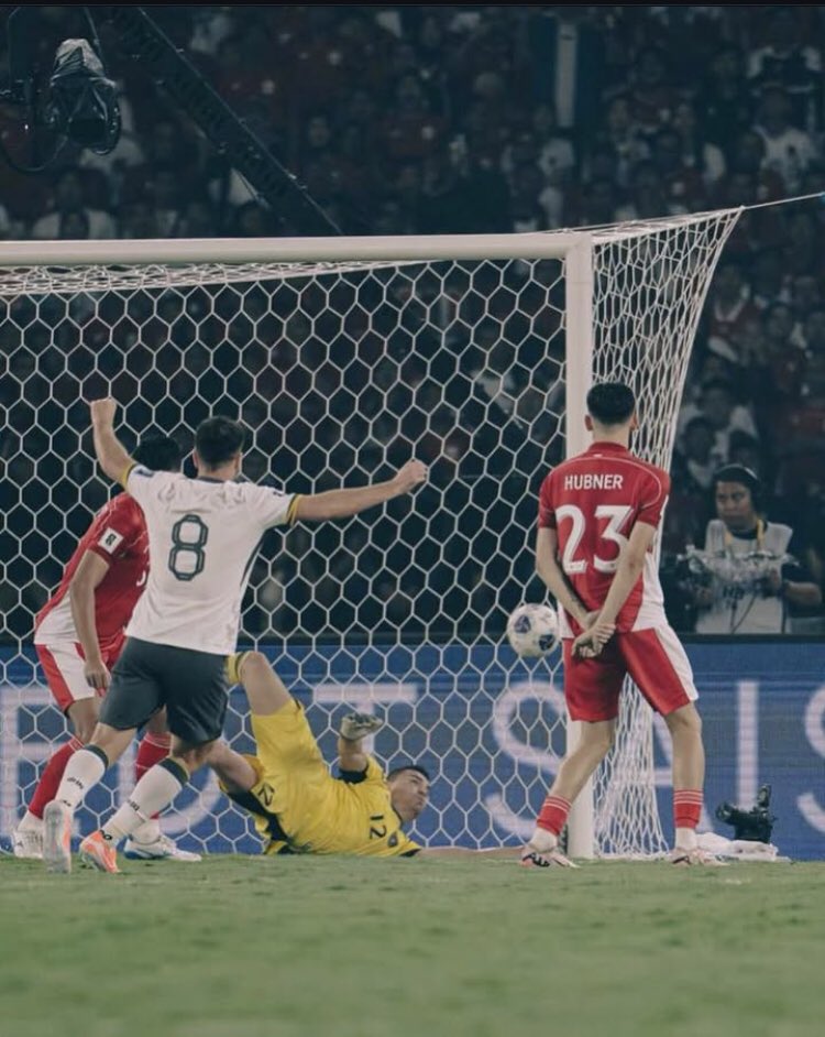 Baru sadar ternyata di momen ini pemain China udah selebrasi😅

Bukti kalau emang save Emil semalem berkelas dan susah banget nget nget💥

Gila rasanya terharu banget bisa punya dua kiper bagus semua, kayak Paes sama Emil. Belum lagi kiper dari Liga 1 juga pada berkelas🥹