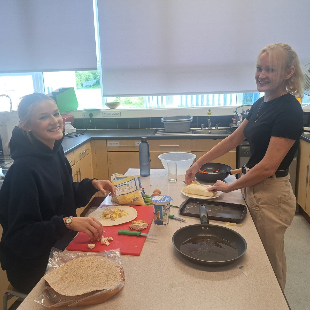 ValleyLAcademy's tweet image. Another great #FamilyCook session last night. Always a great way to end the day: fun, friends and food! #BeEngaged #ValleyVitality