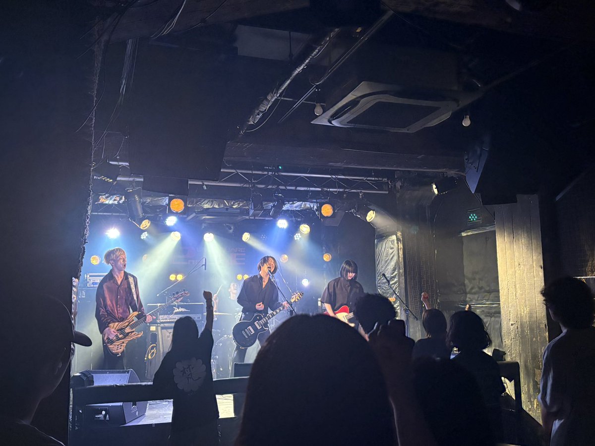 NEW GRAVITY -ニューグラ- (@newgravity_2024) on Twitter photo 【#ニューグラ クイックレポ】
梵
終始闘争本能爆発のステージから響かせる爆音は、物騒と言っていいかもしれない
しかしこの物騒な爆音に、ライブハウスの照明を合わせると非常に美しい
言うならば合法で至近距離で見ることが可能な彦根の花火
それがライブハウスでの梵だ
🖊️<a href="/sakidori_yutuba/">遊津場(先取り邦ロック紹介/音楽ライター)</a> 【#ニューグラ クイックレポ】
梵
終始闘争本能爆発のステージから響かせる爆音は、物騒と言っていいかもしれない
しかしこの物騒な爆音に、ライブハウスの照明を合わせると非常に美しい
言うならば合法で至近距離で見ることが可能な彦根の花火
それがライブハウスでの梵だ
🖊️<a href="/sakidori_yutuba/">遊津場(先取り邦ロック紹介/音楽ライター)</a>