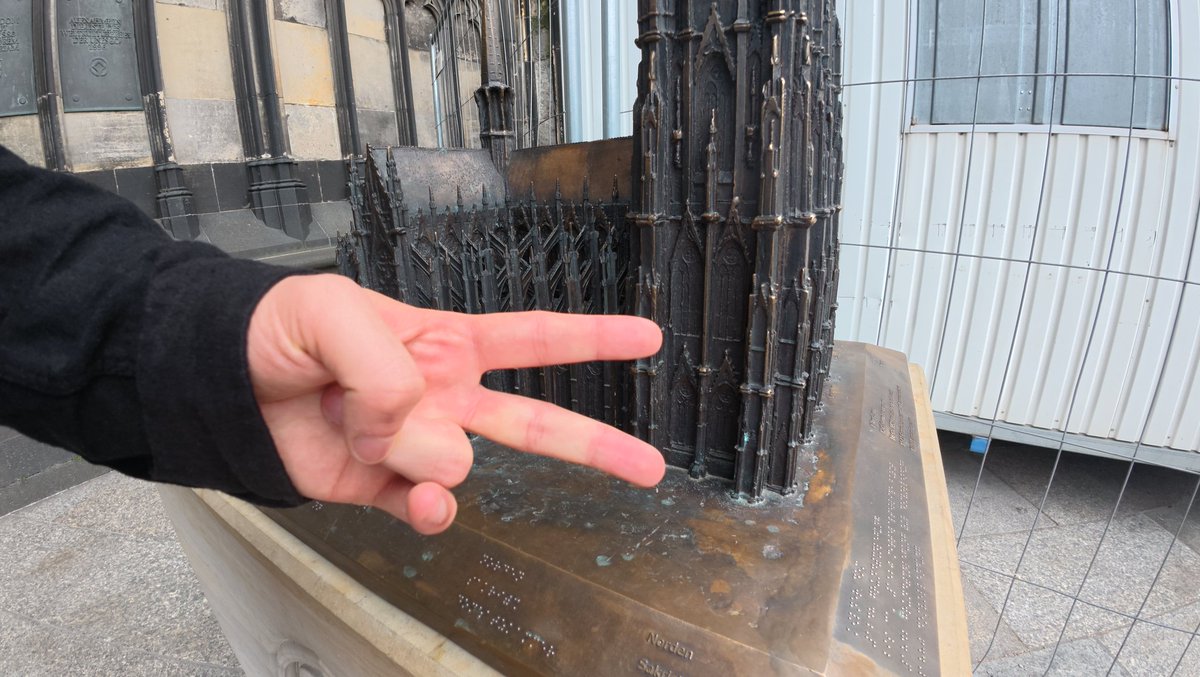 KrabsVT's tweet photo. Gestern noch sightseeing durch Köln mit 20k Schritten 
Heute dokomi 
Mal gucken wie viele Schritte ich diesmal schaffe https://t.co/6aJ3V5neyF
