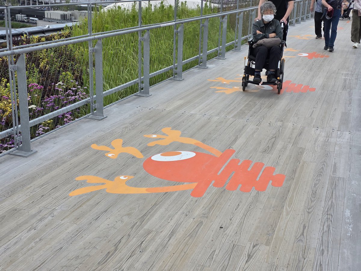 他にも見たいパビリオンはあったけど、予約しておらず見れなかったので大屋根リングに登って歩いてみました。日差しがなくなり潮風が心地好くて散歩にはピッタリ😊。天気が良ければ、大阪湾に沈む夕陽も見れるらしい。これは要チェック！