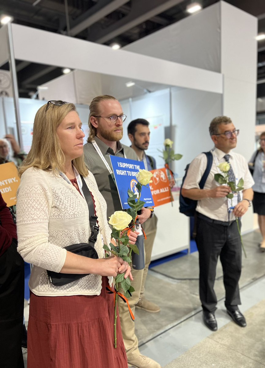VertexSaveUs's tweet image. 🚨 BREAKING: today #cysticfibrosis mums stage a powerful intervention at @VertexPharma’s stand.
Gayle 🇬🇧, Urtė 🇱🇹 & Ajsela 🇦🇱 laid a wreath for children who died waiting for #Trikafta.
Backed by clinicians, we demand @VertexPharma act now, access for all!
#ECFC2025